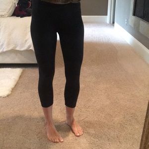 Women’s size 8 Lululemon wunderunder crop leggings